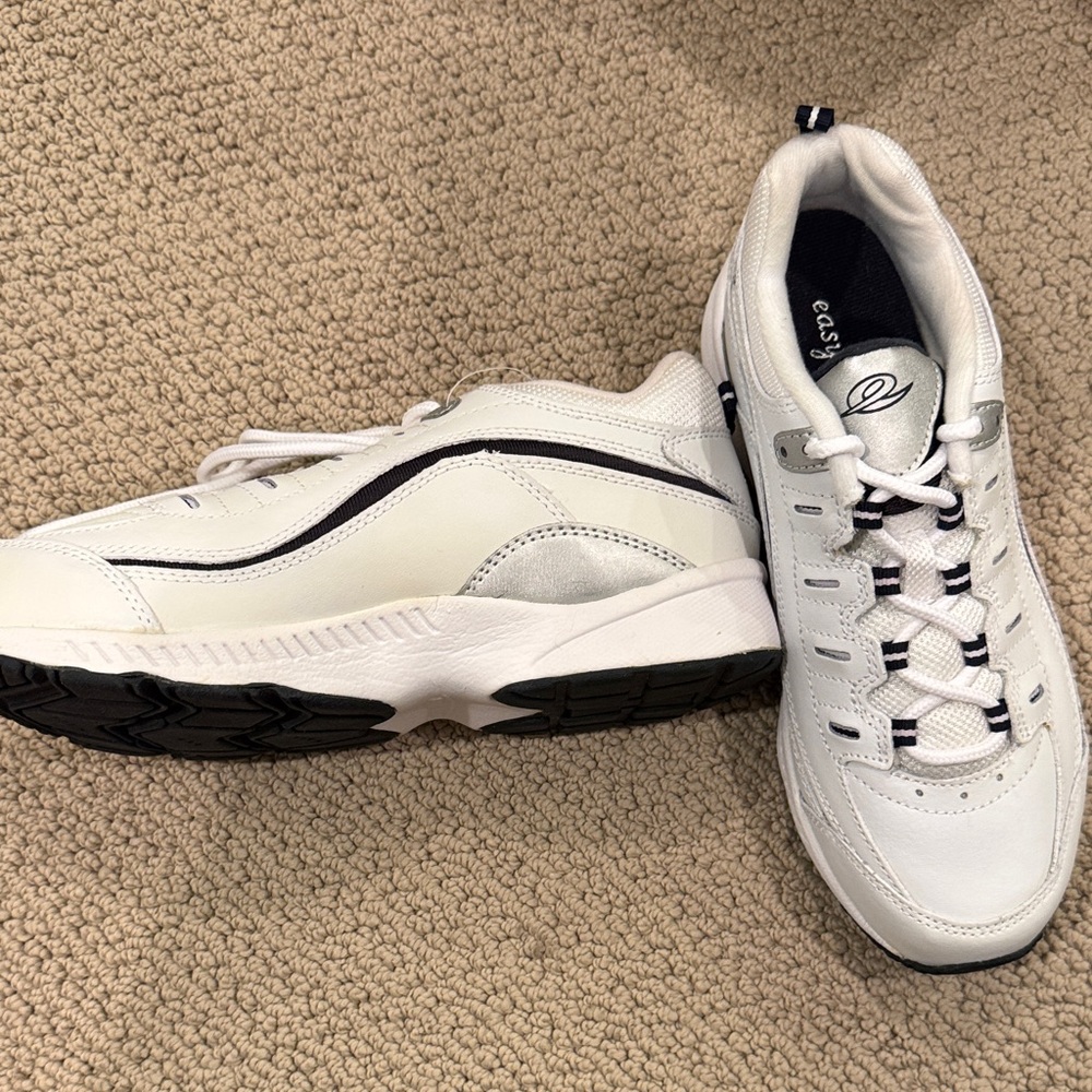 Ladies Easy Spirit Rennies Sneakers Size 7 1/2 W New in box